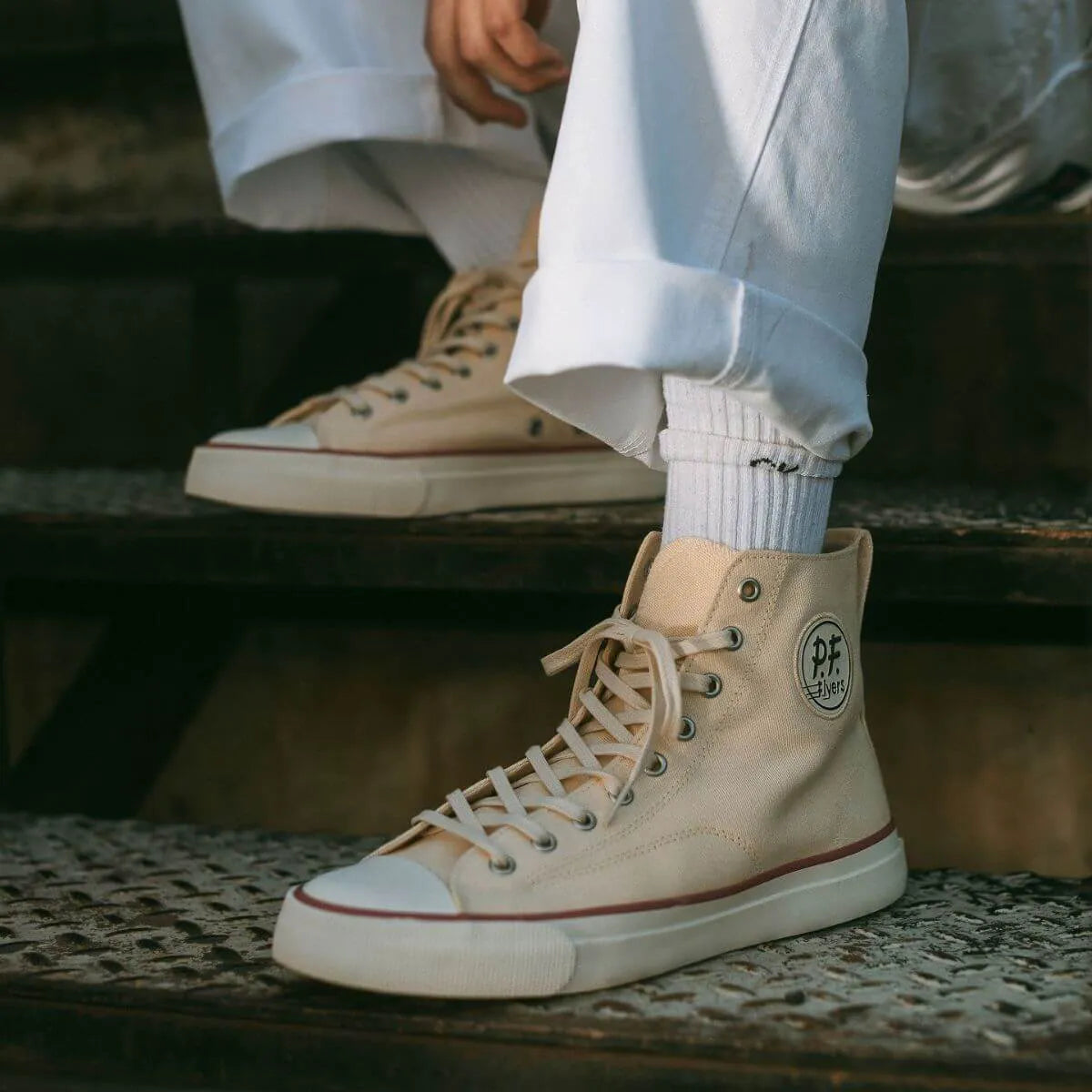 Antique White/Crimson